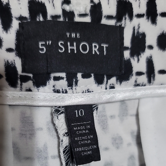 White House Black Market Monochrome Patterned High Waist Shorts - Picture 3 of 10